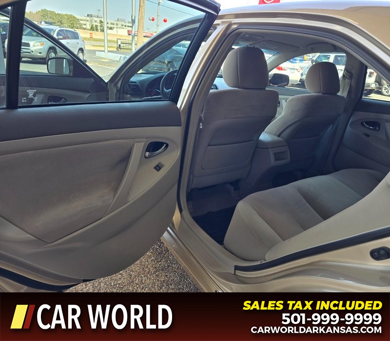 Toyota Camry Vehicle Full-screen Gallery Image 9