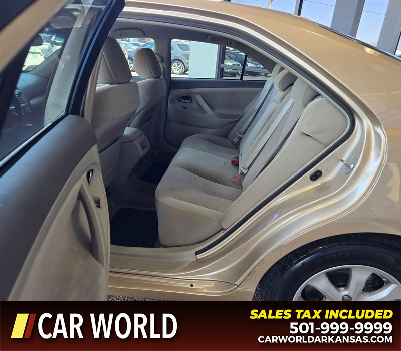 Toyota Camry Vehicle Full-screen Gallery Image 10