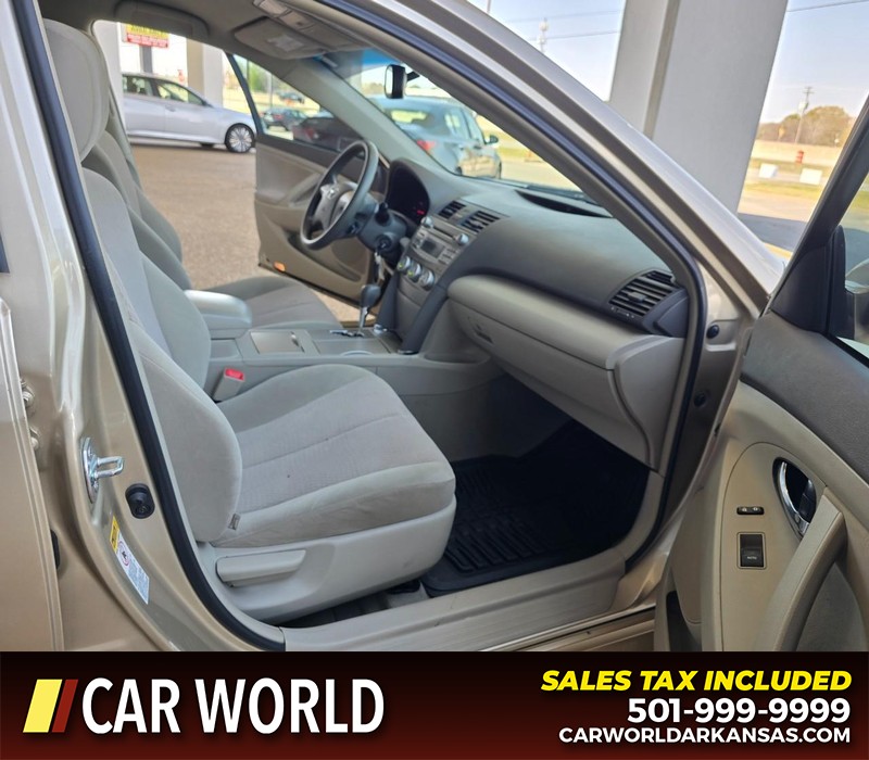 Toyota Camry Vehicle Full-screen Gallery Image 11