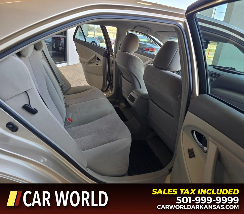 Toyota Camry Vehicle Full-screen Gallery Image 12