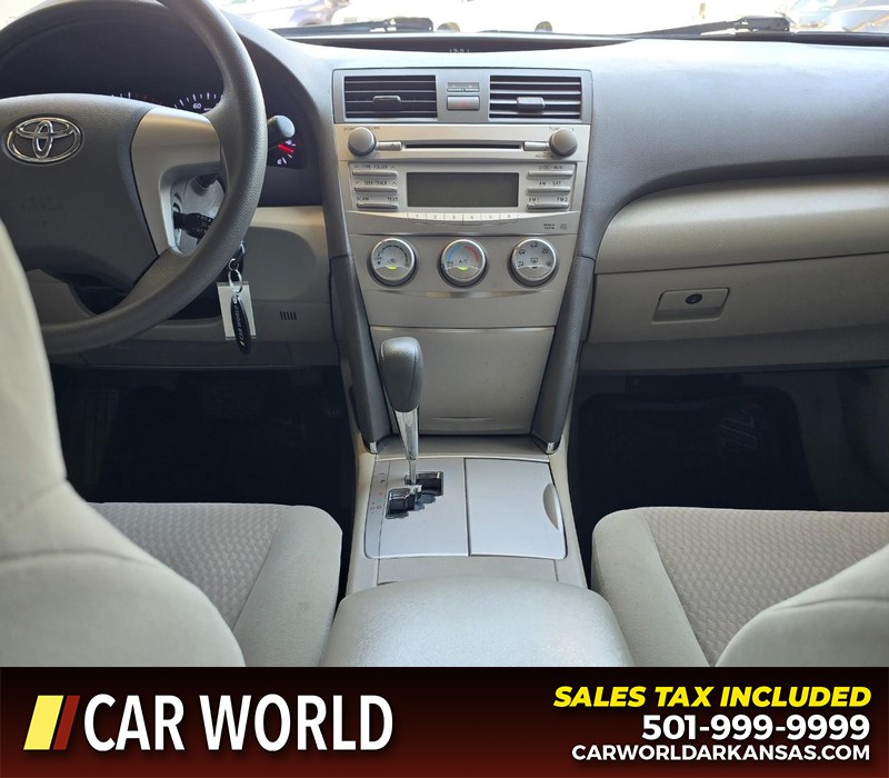 Toyota Camry Vehicle Full-screen Gallery Image 18