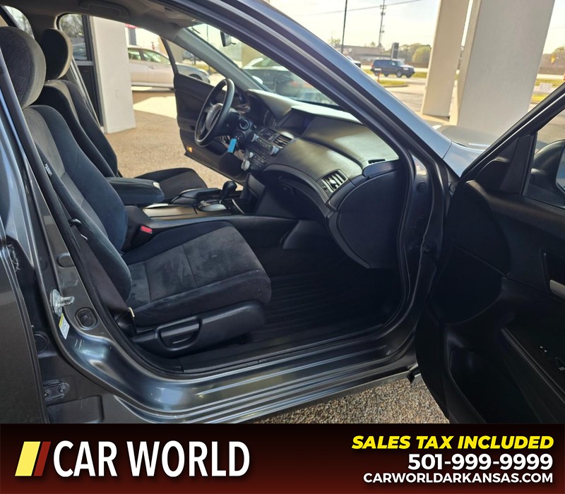 Honda Accord Sedan Vehicle Full-screen Gallery Image 11