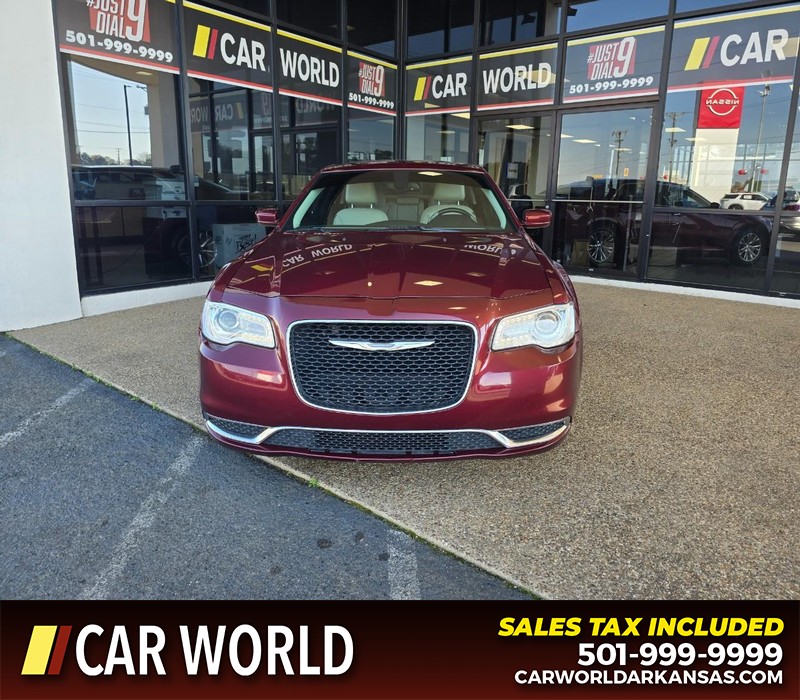 Chrysler 300 Vehicle Full-screen Gallery Image 2