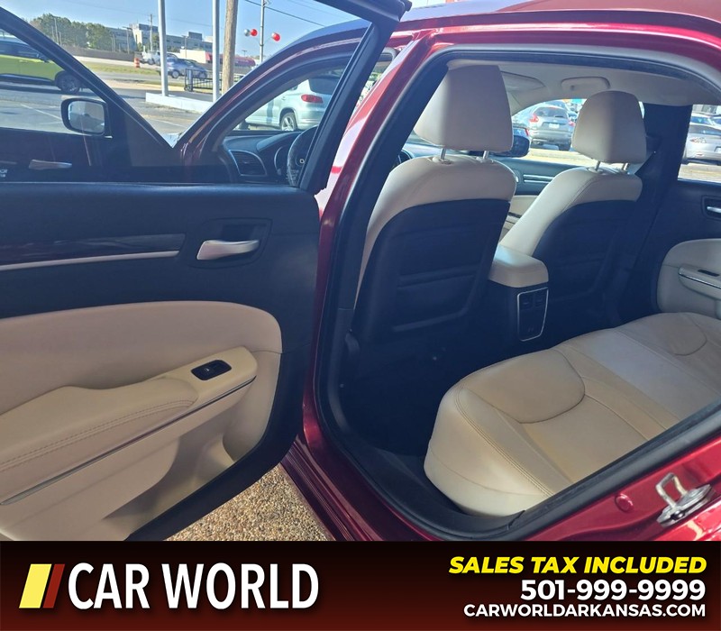 Chrysler 300 Vehicle Full-screen Gallery Image 9