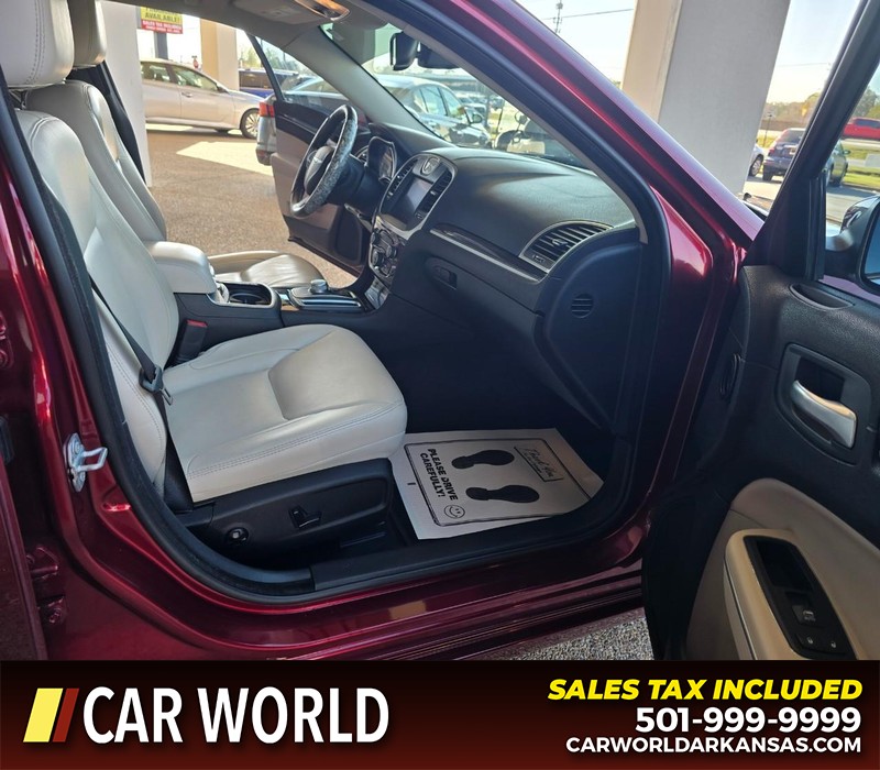 Chrysler 300 Vehicle Full-screen Gallery Image 11