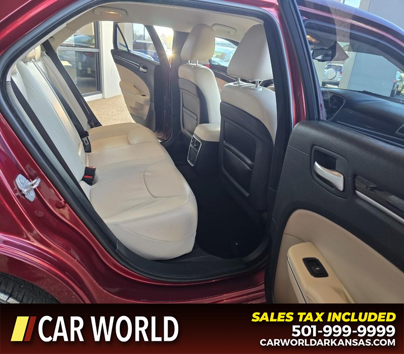 Chrysler 300 Vehicle Full-screen Gallery Image 12