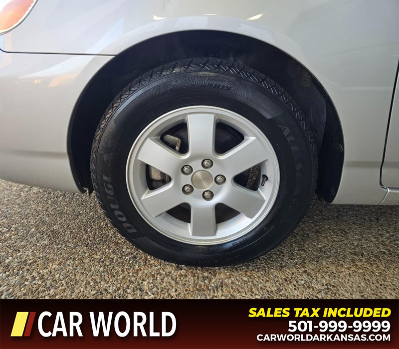 Toyota Corolla Vehicle Full-screen Gallery Image 6