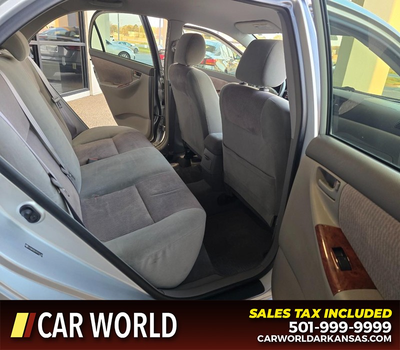 Toyota Corolla Vehicle Full-screen Gallery Image 12