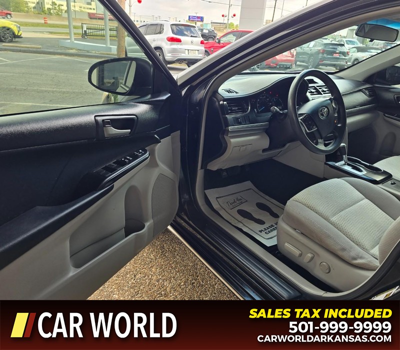 Toyota Camry Vehicle Full-screen Gallery Image 7