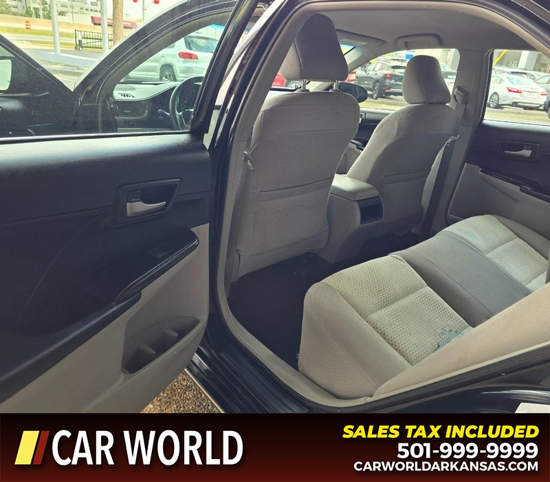 Toyota Camry Vehicle Full-screen Gallery Image 9