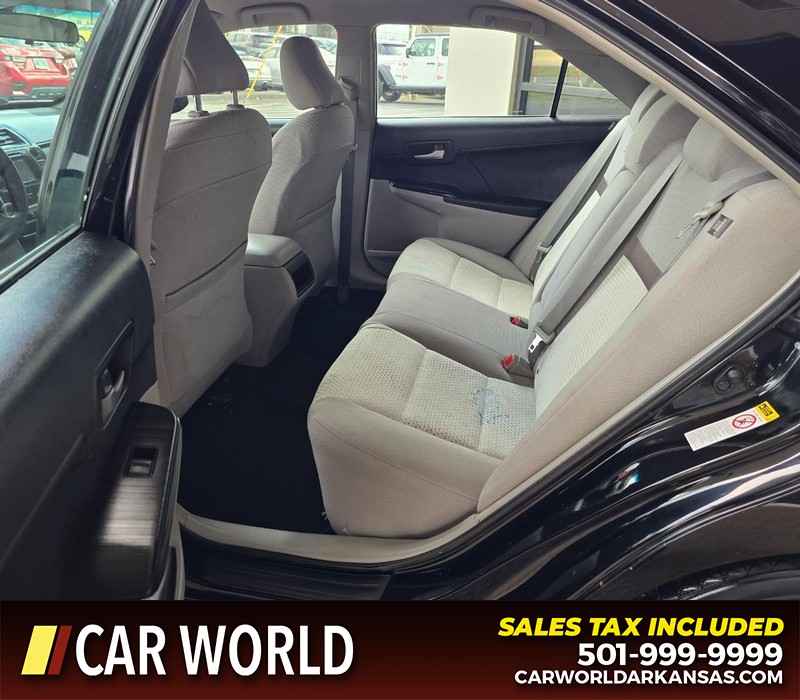 Toyota Camry Vehicle Full-screen Gallery Image 10