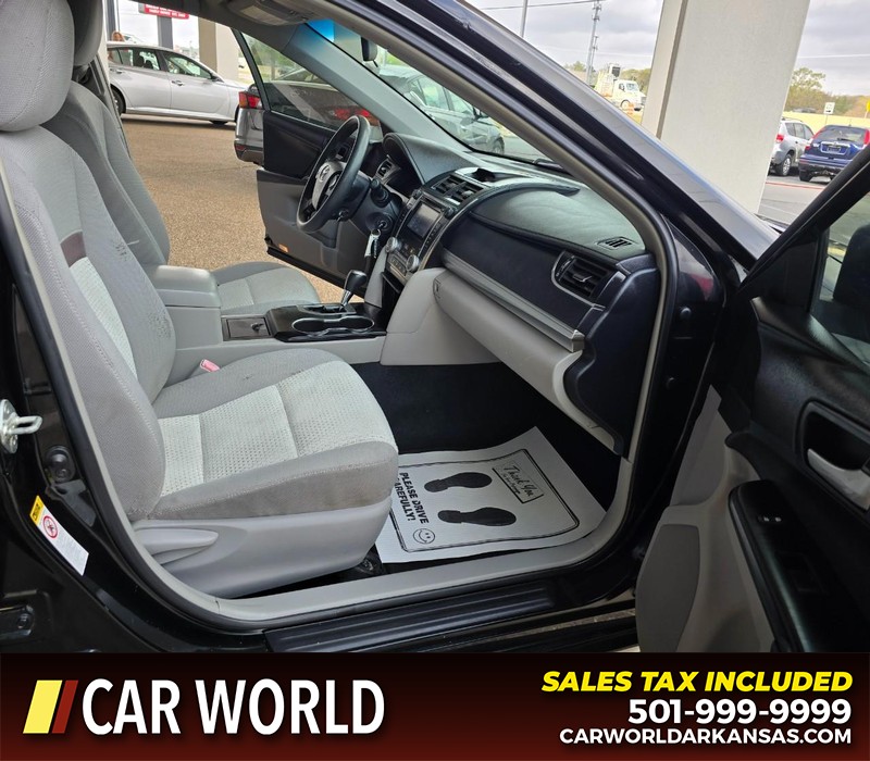 Toyota Camry Vehicle Full-screen Gallery Image 11