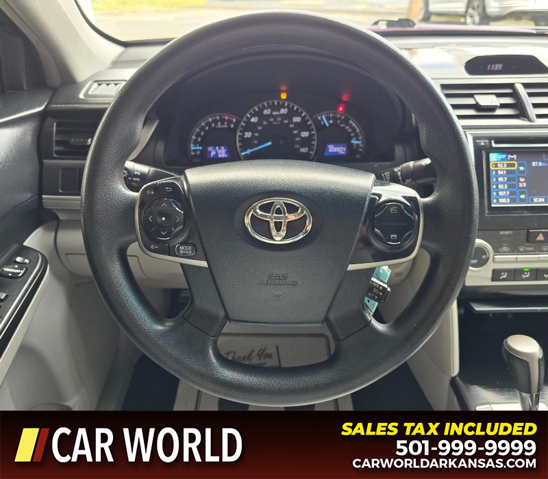 Toyota Camry Vehicle Full-screen Gallery Image 15