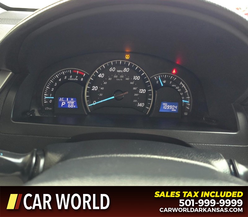 Toyota Camry Vehicle Full-screen Gallery Image 17