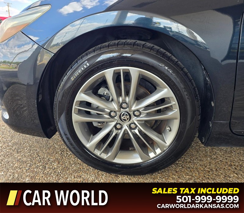 Toyota Camry Vehicle Full-screen Gallery Image 6