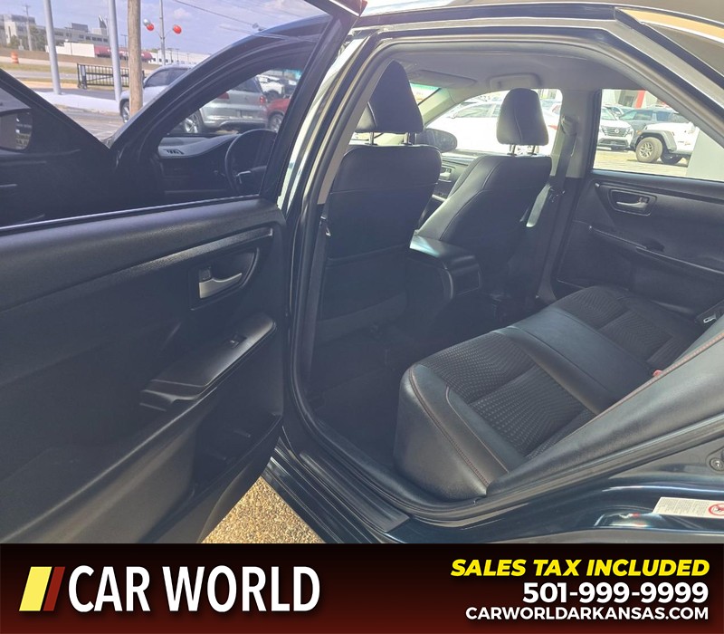 Toyota Camry Vehicle Full-screen Gallery Image 9