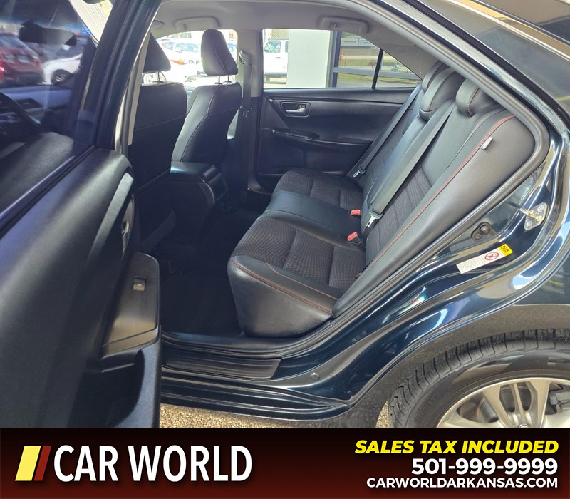 Toyota Camry Vehicle Full-screen Gallery Image 10