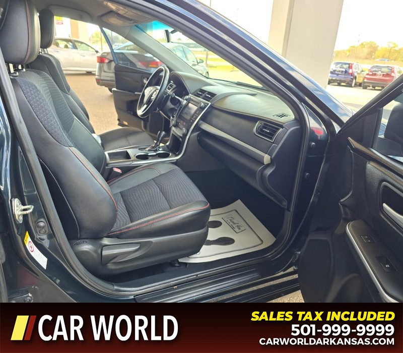 Toyota Camry Vehicle Full-screen Gallery Image 11