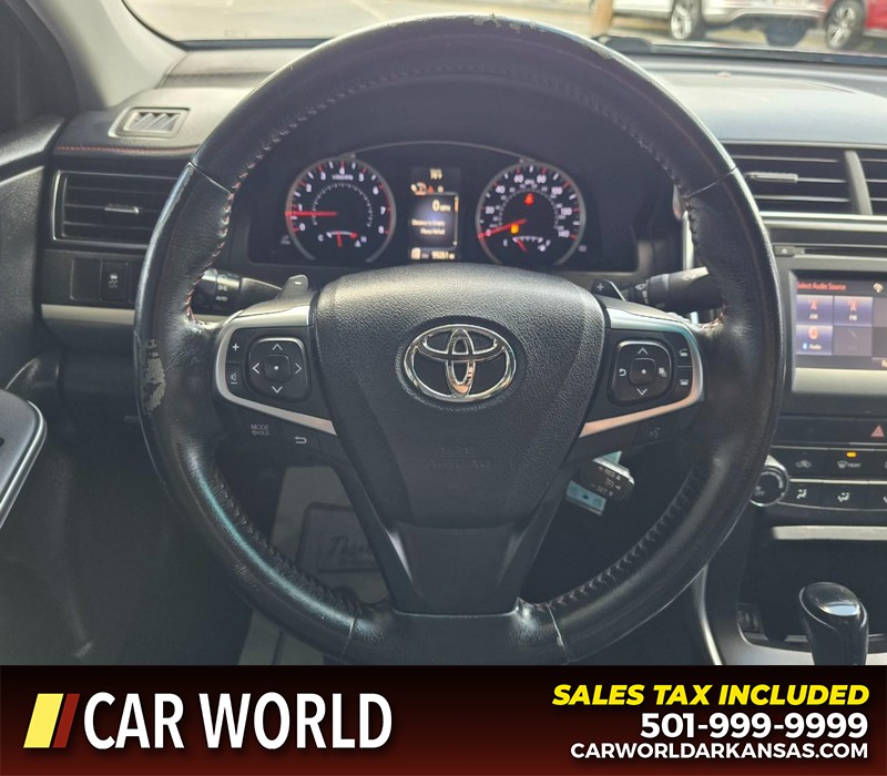Toyota Camry Vehicle Full-screen Gallery Image 15