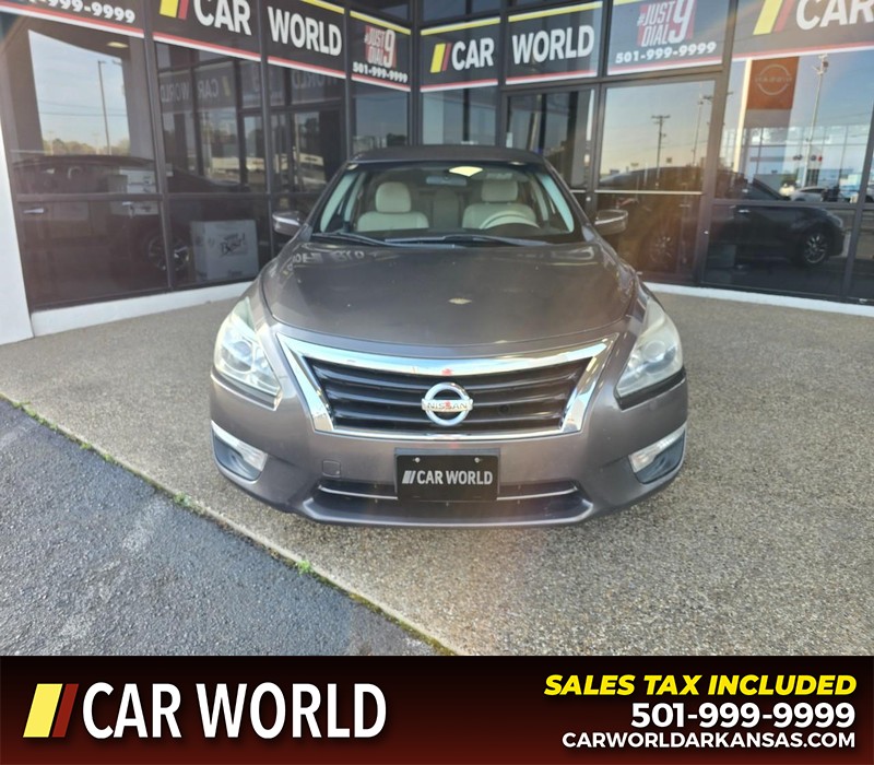 Nissan Altima Vehicle Full-screen Gallery Image 2