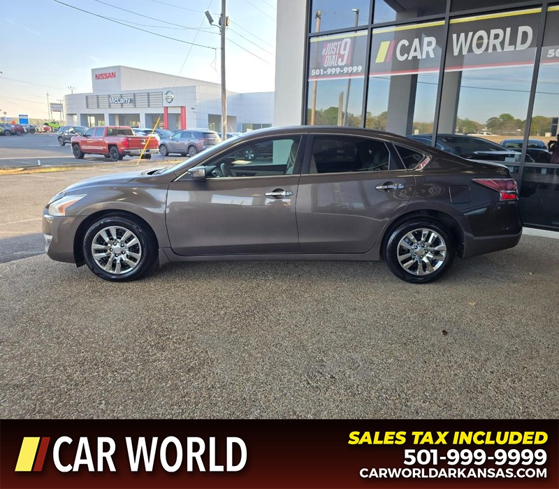 Nissan Altima Vehicle Full-screen Gallery Image 4