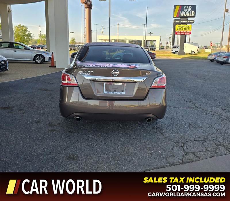 Nissan Altima Vehicle Full-screen Gallery Image 5