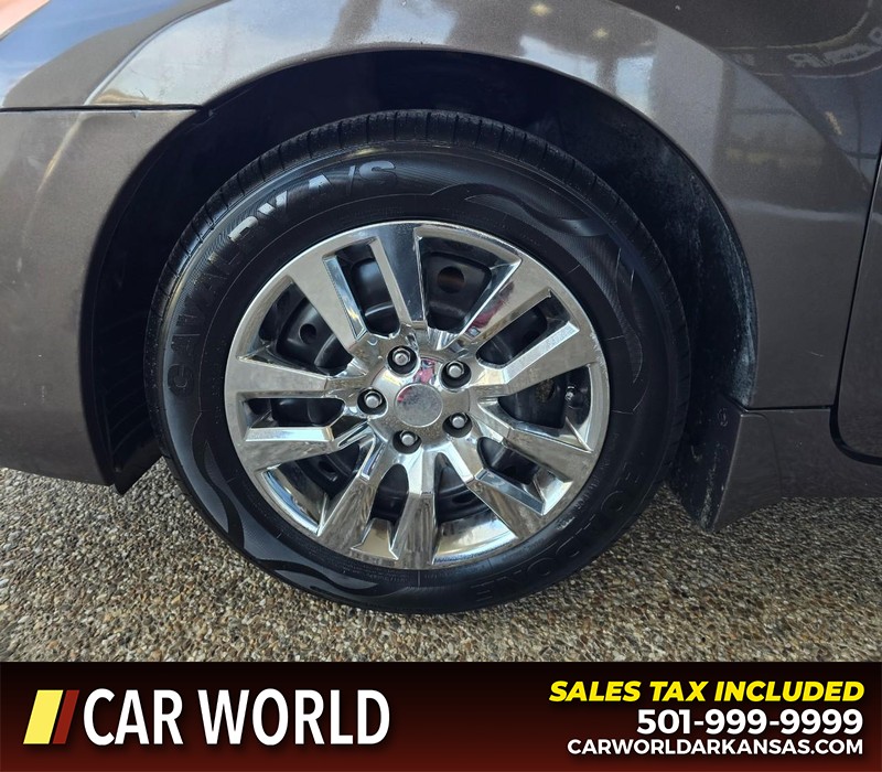 Nissan Altima Vehicle Full-screen Gallery Image 6