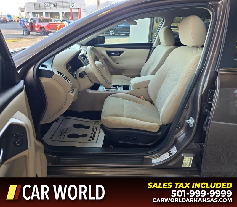 Nissan Altima Vehicle Full-screen Gallery Image 8