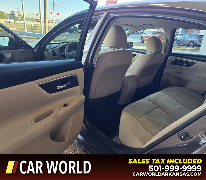 Nissan Altima Vehicle Full-screen Gallery Image 9