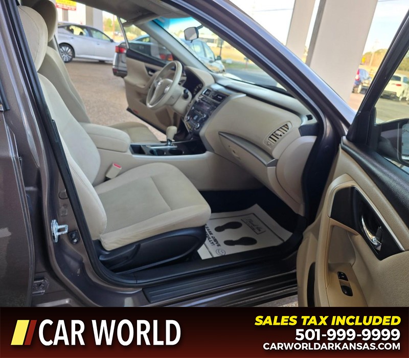 Nissan Altima Vehicle Full-screen Gallery Image 11