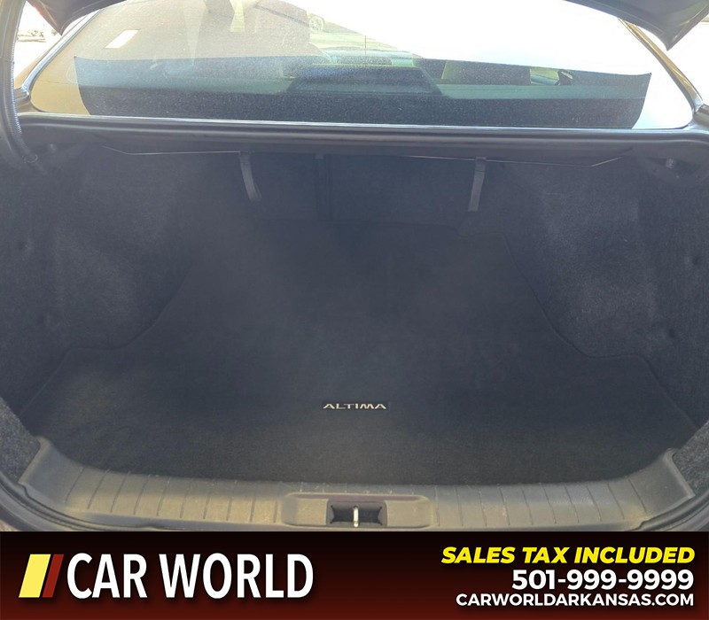 Nissan Altima Vehicle Full-screen Gallery Image 13