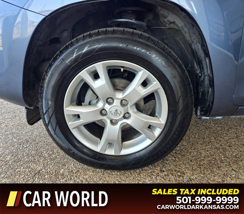 Toyota RAV4 Vehicle Full-screen Gallery Image 6