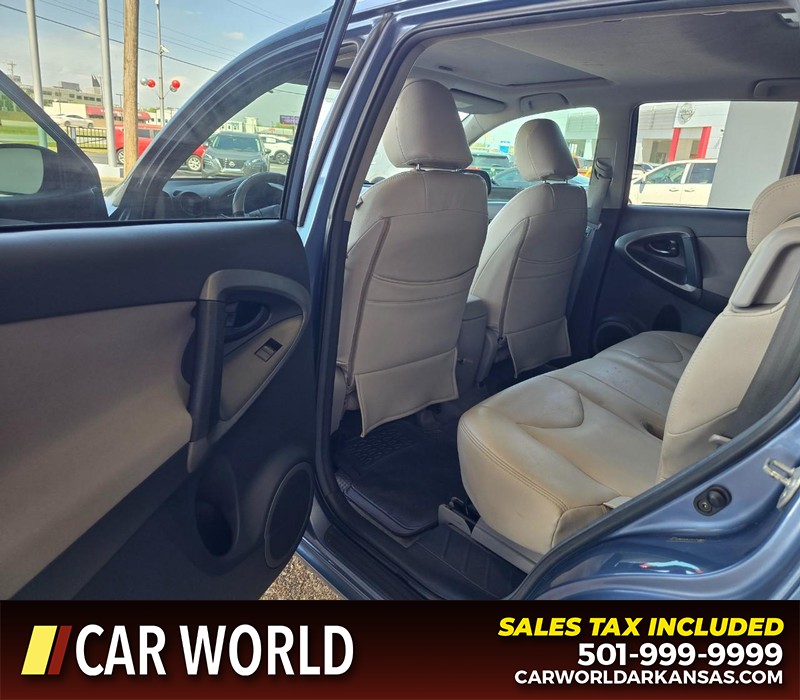 Toyota RAV4 Vehicle Full-screen Gallery Image 9