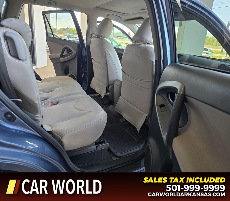 Toyota RAV4 Vehicle Full-screen Gallery Image 12