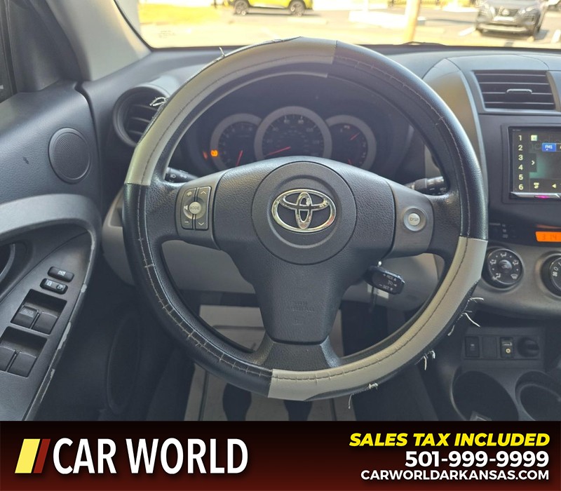 Toyota RAV4 Vehicle Full-screen Gallery Image 15