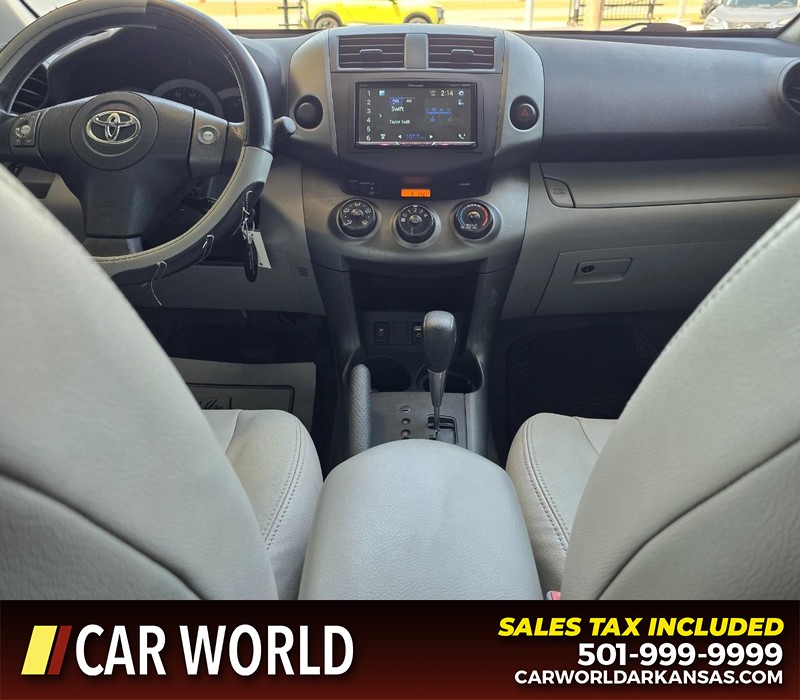 Toyota RAV4 Vehicle Full-screen Gallery Image 18