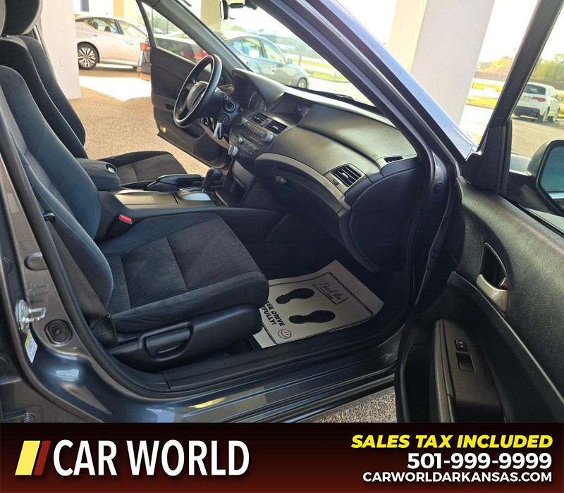 Honda Accord Sedan Vehicle Full-screen Gallery Image 11