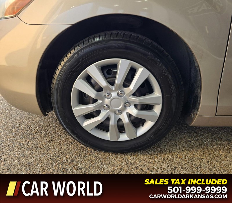 Toyota Camry Vehicle Full-screen Gallery Image 6