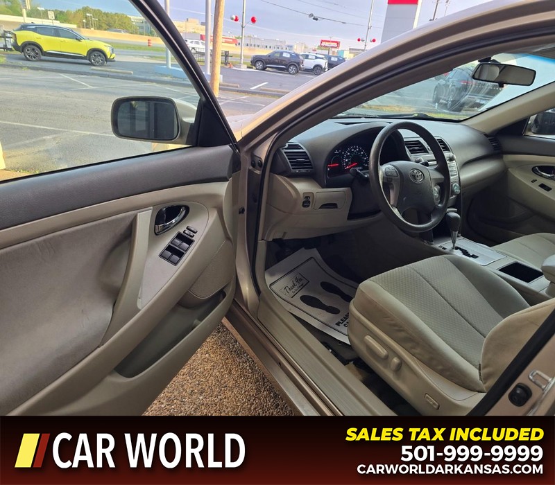 Toyota Camry Vehicle Full-screen Gallery Image 7