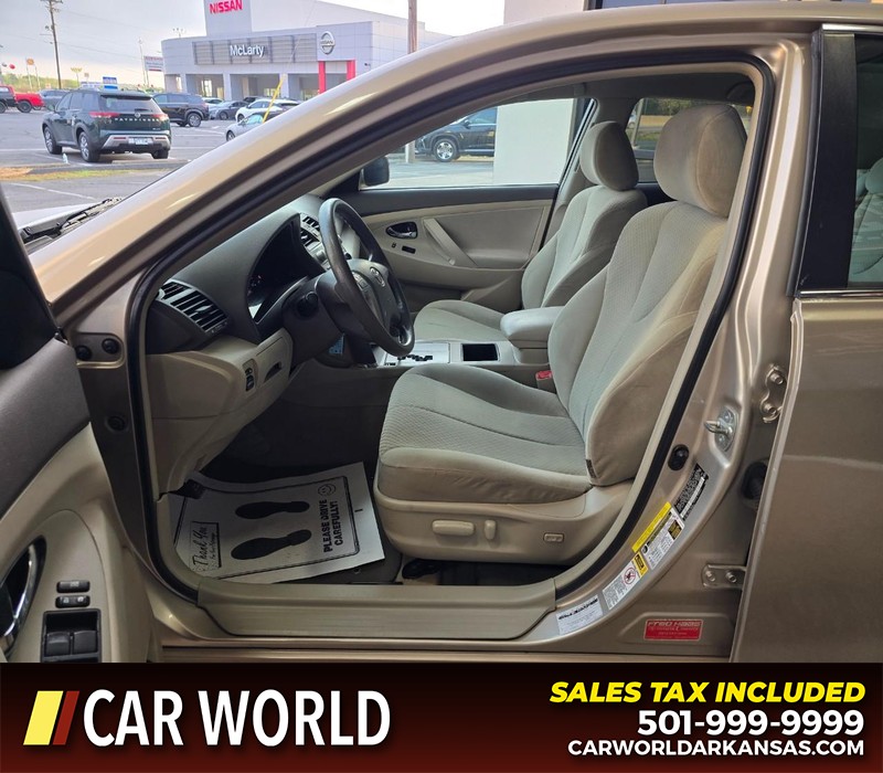 Toyota Camry Vehicle Full-screen Gallery Image 8