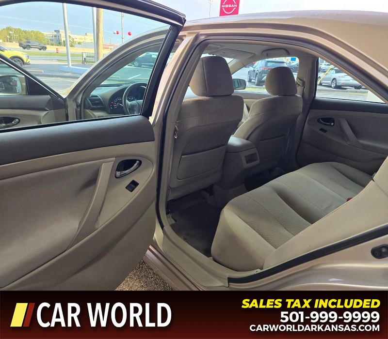 Toyota Camry Vehicle Full-screen Gallery Image 9