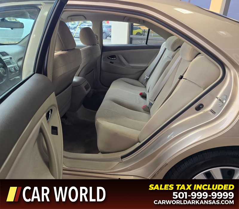 Toyota Camry Vehicle Full-screen Gallery Image 10