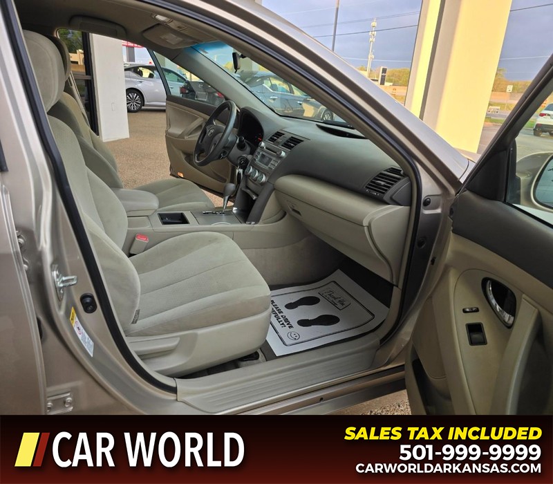 Toyota Camry Vehicle Full-screen Gallery Image 11