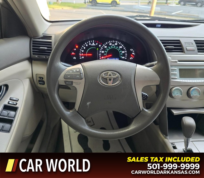 Toyota Camry Vehicle Full-screen Gallery Image 15
