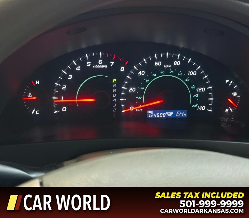 Toyota Camry Vehicle Full-screen Gallery Image 17