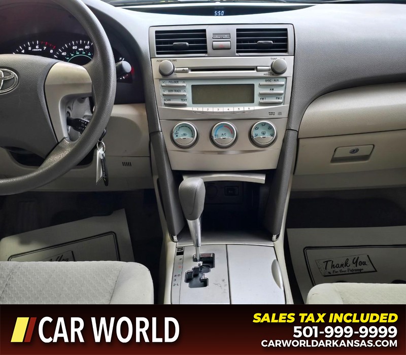 Toyota Camry Vehicle Full-screen Gallery Image 18