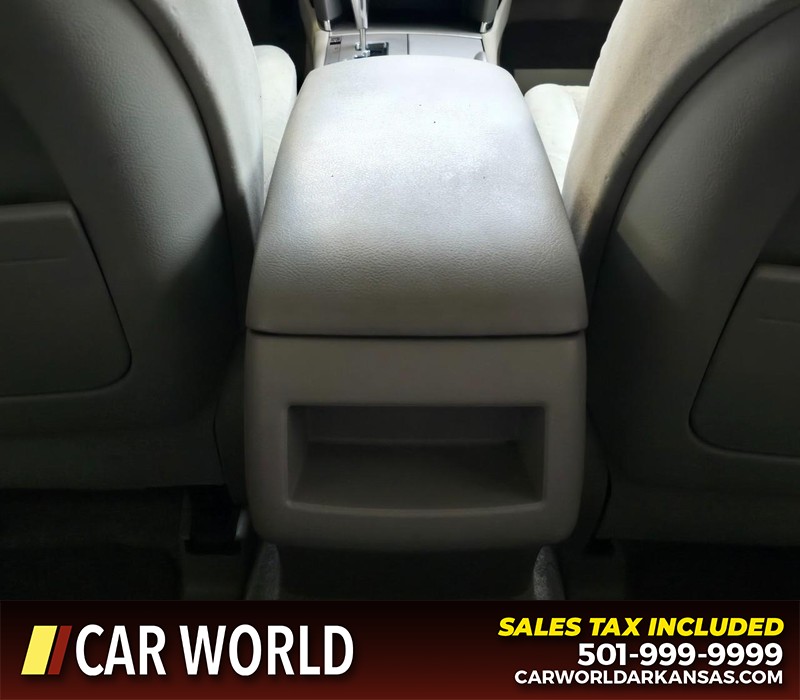 Toyota Camry Vehicle Full-screen Gallery Image 19