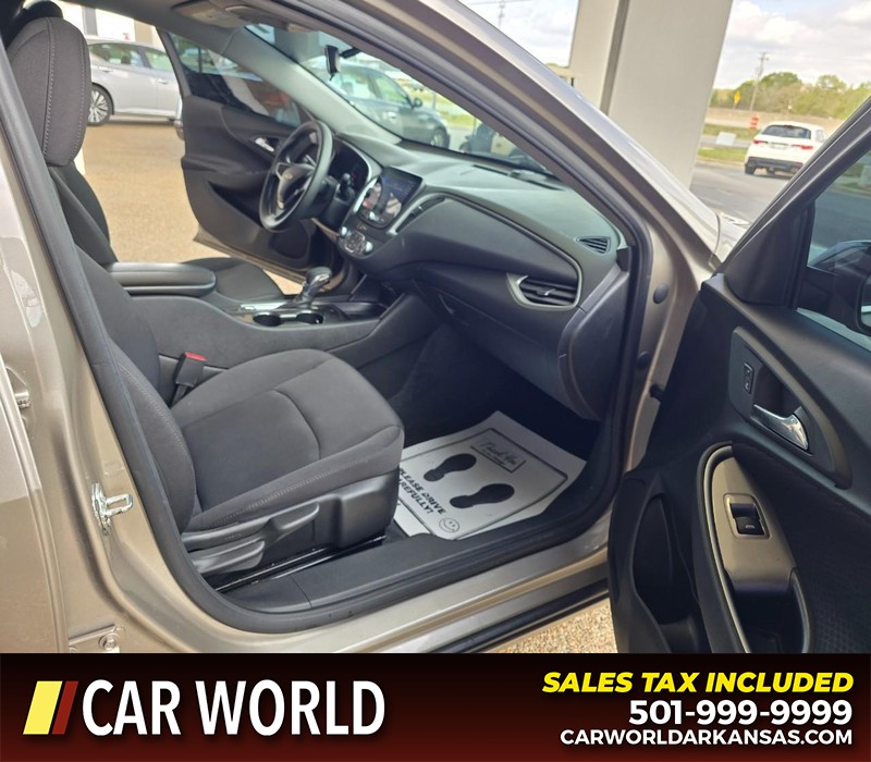 Chevrolet Malibu Vehicle Full-screen Gallery Image 11