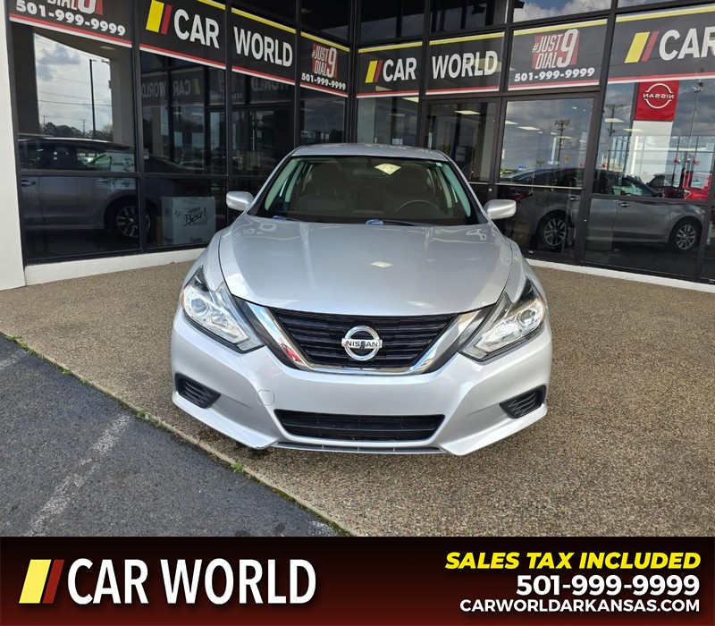 Nissan Altima Vehicle Full-screen Gallery Image 2