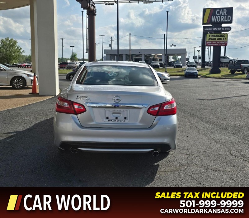 Nissan Altima Vehicle Full-screen Gallery Image 5